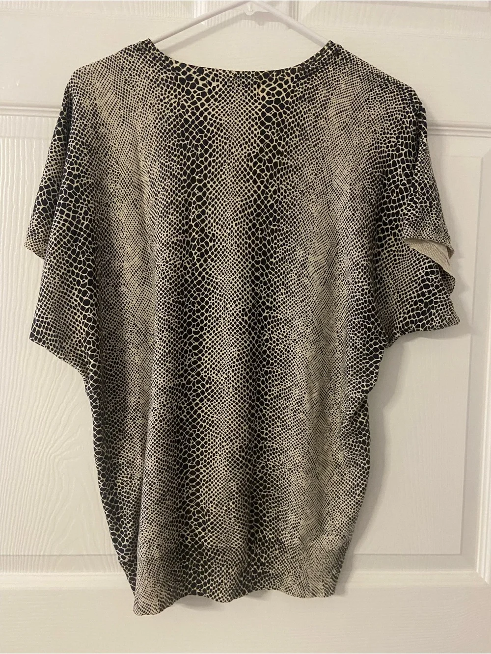 T42- MICHAEL KORS Snakeskin Dolman Knit V-Neck Top